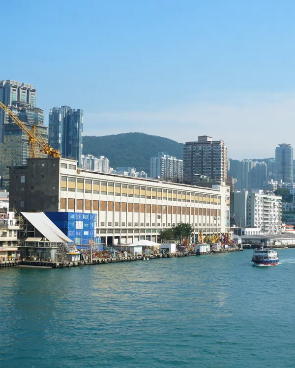 觀塘海濱,工廈同新式大廈沿海而建