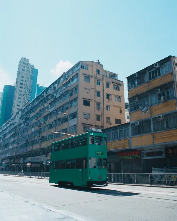 灣仔電車路,綠色電車喺舊樓之間駛過